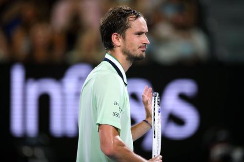 Rafael Nadal (35 de ani, 5 ATP) a triumfat în finala Australian Open 2021, după 2-6, 6-7(5), 6-4, 6-4, 7-5 în finală cu Daniil Medvedev (25 de ani, 2 ATP). Mai jos, reacția rusului de la final.