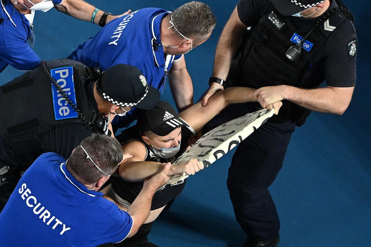 Incident în meciul Nadal - Medvedev » Finala Australian Open, întreruptă în setul 2