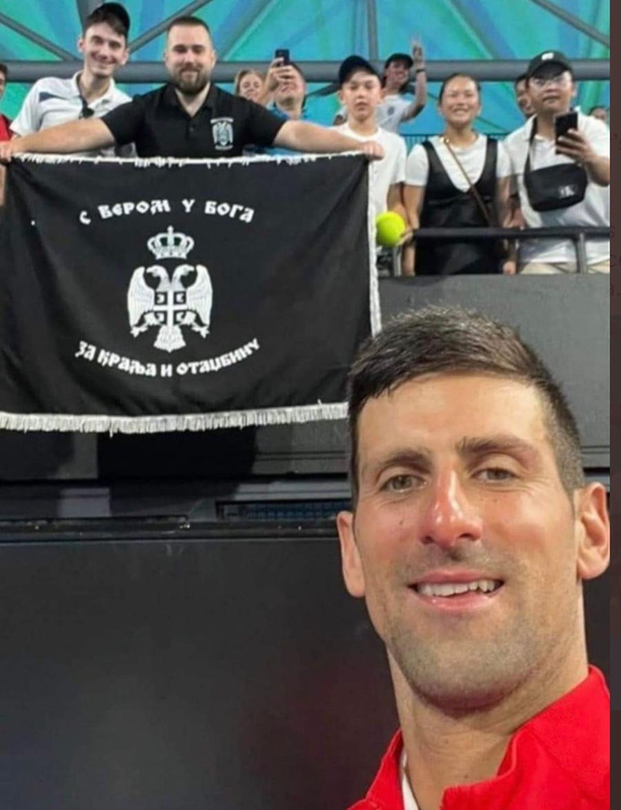 Sursă foto: Twitter @montenegro_voz Steagul controversat apărut în tribune la finala Australian Open » Drapelul unei organizații paramilitare, în mijlocul fanilor lui Novak Djokovic