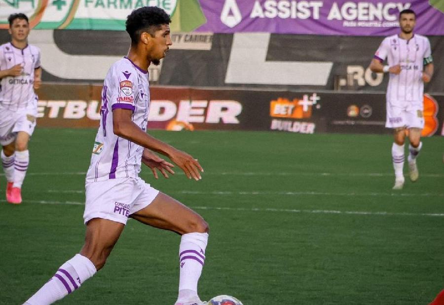 Dorian Bertrand / Sursă foto: Facebook@ FC Argeș Clubul din Liga 2 a scăpat de fotbalistul plătit cu un salariu neverosimil » Încasa o sumă la nivel de Top 6 Superligă!