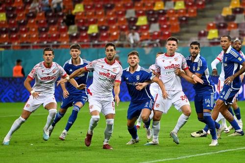 Gorka Larrucea (cu numărul 6) a plecat de la Dinamo, foto: Imago Images
