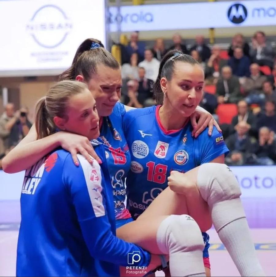 Accidentare gravă pentru voleibalista Adelina Ungureanu în timpul unui meci din campionatul Italiei