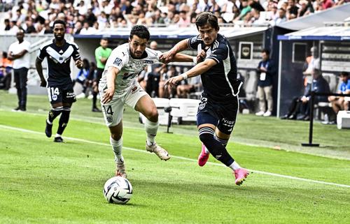 Alexi Pitu (dreapta), duel extrem de fizic într-un meci Bordeaux - Amiens Foto: Imago