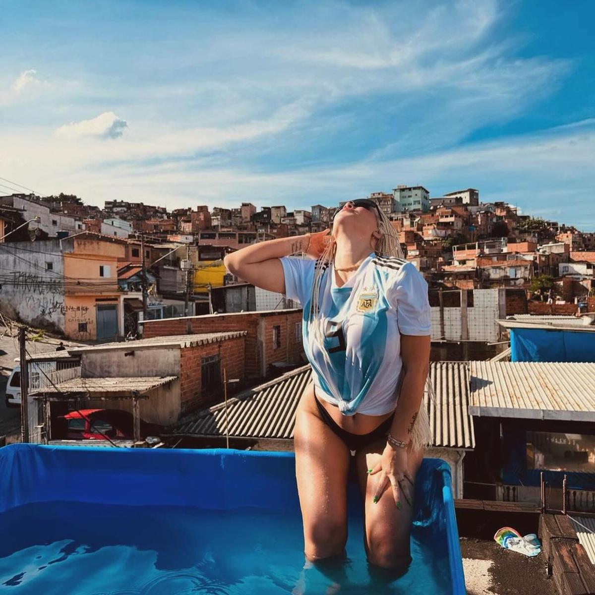 Wanda Nara a apărut cu tricoul Argentinei în favelele din Brazilia. Foto: Instagram