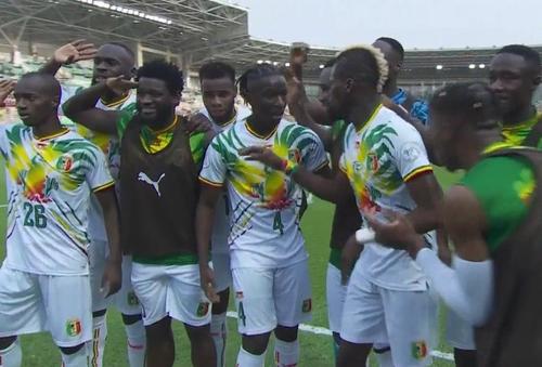 Fotbaliștii din Mali, sărbătorind autogolul lui Tapsoba
