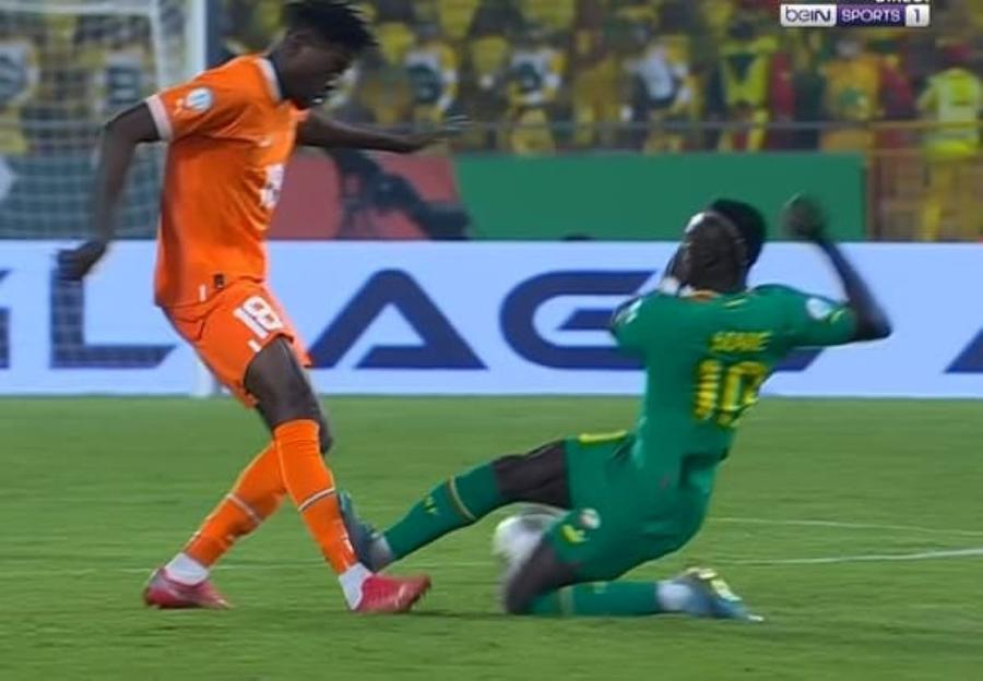 Sadio Mane trebuia să fie eliminat în debutul meciului cu Coasta de Fildeș / Foto: Captură BeIN Sports Acuzații grave ale unui campion al Africii: „Ne-ați omorât! Sunteți corupți, păstrați-vă cupa!”
