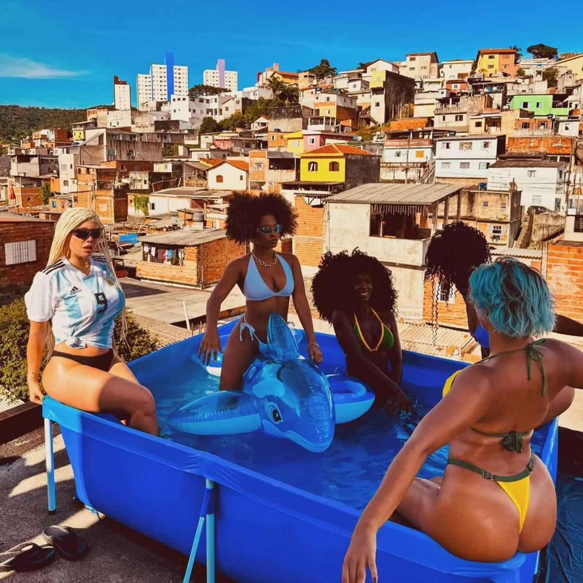Wanda Nara şochează din nou! A apărut în favelele din Brazilia doar cu tricoul Argentinei pe ea