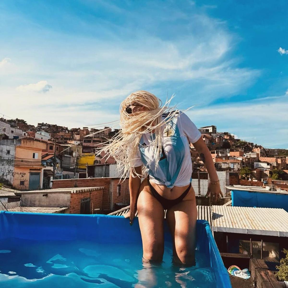 Wanda Nara a apărut cu tricoul Argentinei în favelele din Brazilia. Foto: Instagram