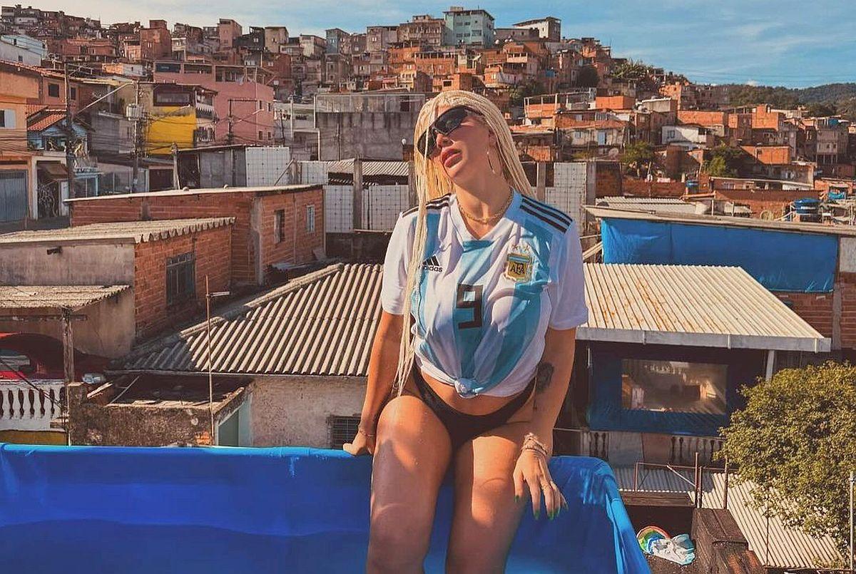 Wanda Nara şochează din nou! A apărut în favelele din Brazilia doar cu tricoul Argentinei pe ea