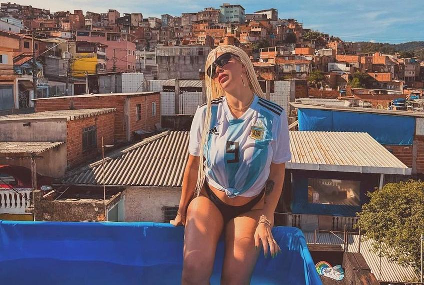Wanda Nara a apărut cu tricoul Argentinei în favelele din Brazilia. Foto: Instagram