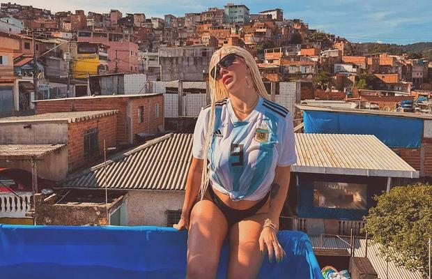 Wanda Nara şochează din nou! A apărut în favelele din Brazilia doar cu tricoul Argentinei pe ea