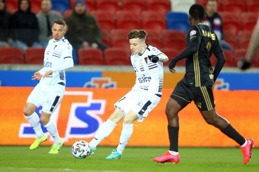 Zvonimir Kozulj, la balon, în perioada de la Pogon Szczecin // foto: Imago Images Mihai Rotaru, transfer de urgență la Craiova, după 0-3 cu FCSB » Mutare curioasă: are doar 10 meciuri în ultimii doi ani