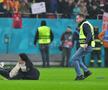 Câțiva suporteri au intrat pe teren la finalul meciului cu Manchester pentru autografe