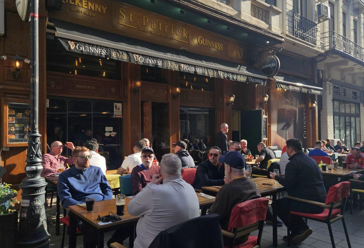 Away days » Suporterii lui Manchester United fac spectacol în Centrul Vechi din București în dulcele stil clasic