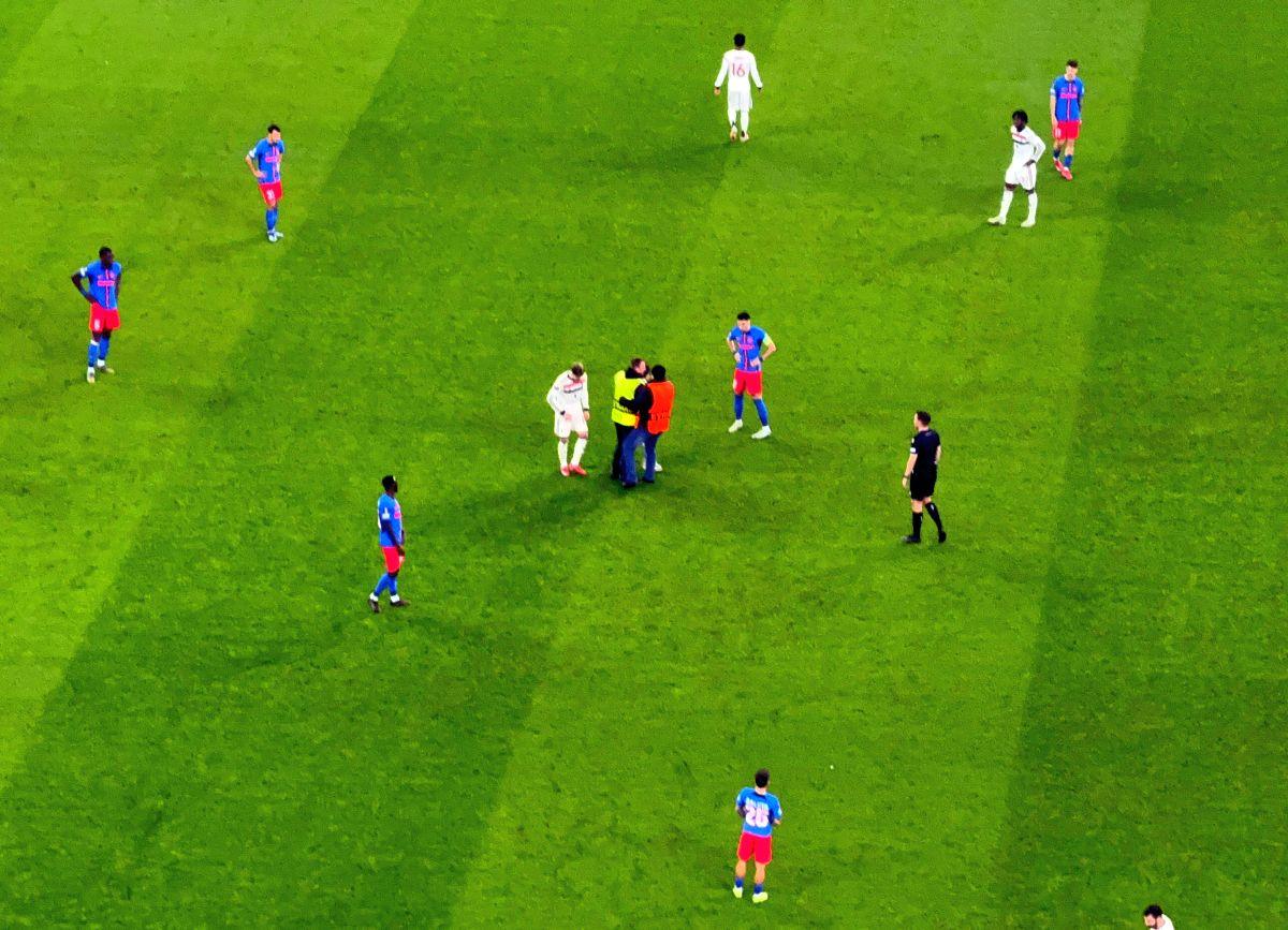 Invadatorul care a întrerupt FCSB - Manchester United: a intrat pe gazon și s-a dus glonț la Garnacho