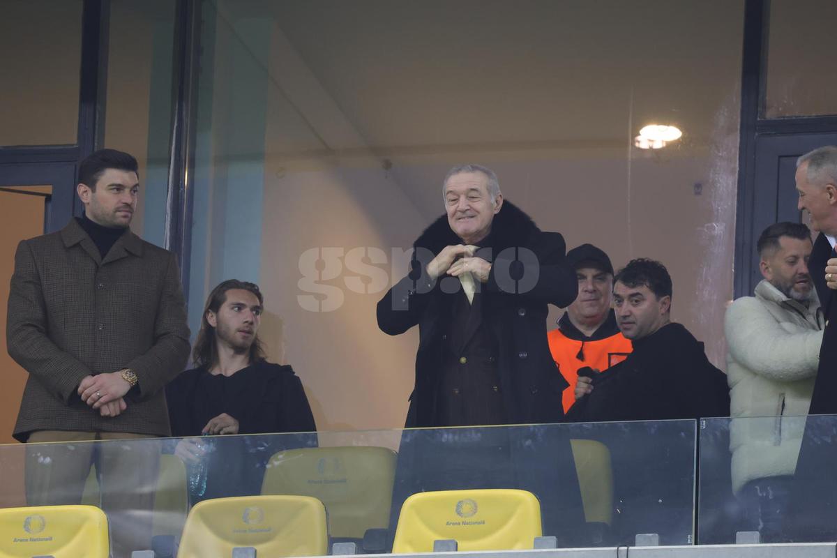 Marcel Ciolacu, alături de Gigi Becali la FCSB - Manchester United, foto: Ionuț Iordache