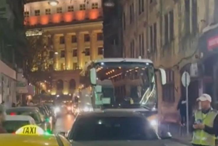 Un BMW pe avarii a blocat autocarul lui Manchester United în Capitală / Sursă foto: Twitter