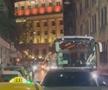 Un BMW pe avarii a blocat autocarul lui Manchester United în Capitală / Sursă foto: Twitter