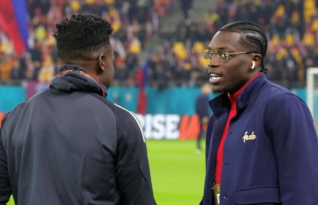 „Leii” între ei »  Joyskim Dawa l-a luat în primire pe starul lui Manchester United: imaginile surprinse pe Arena Națională