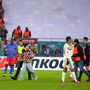 Un invadator a întrerupt meciul FCSB - Manchester United / FOTO: Sergiu Alexandru (Gazeta Sporturilor)