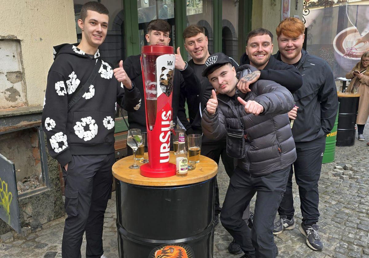 Away days » Suporterii lui Manchester United fac spectacol în Centrul Vechi din București în dulcele stil clasic
