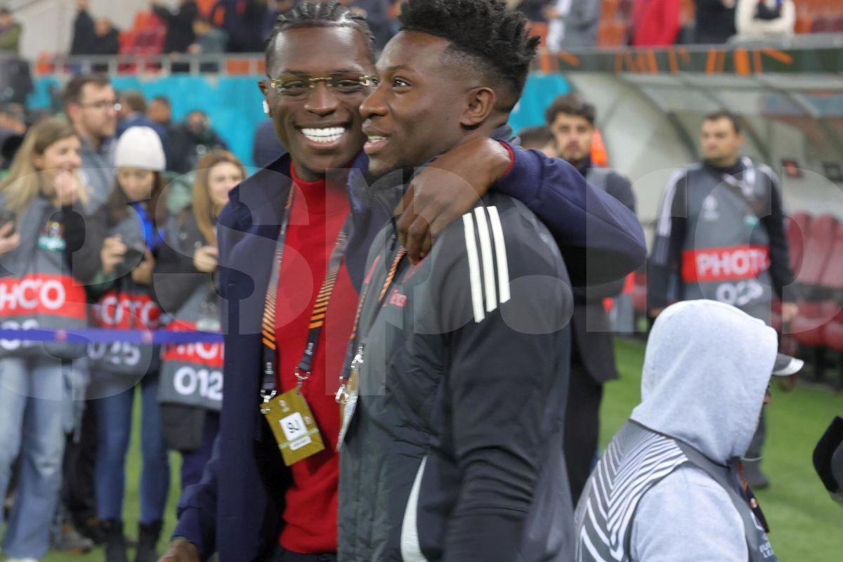 „Leii” între ei »  Joyskim Dawa l-a luat în primire pe starul lui Manchester United: imaginile surprinse pe Arena Națională