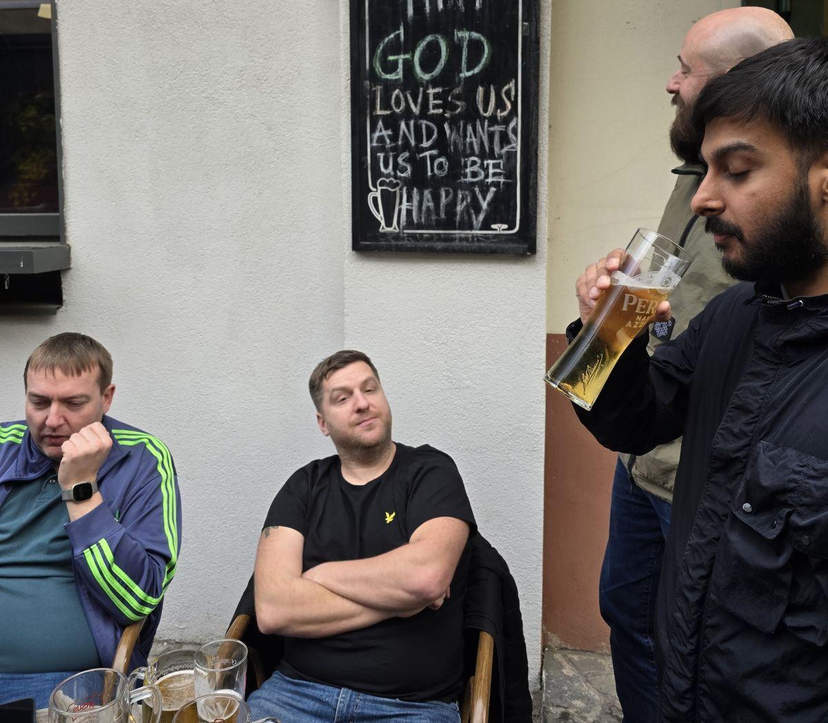 Away days » Suporterii lui Manchester United fac spectacol în Centrul Vechi din București în dulcele stil clasic