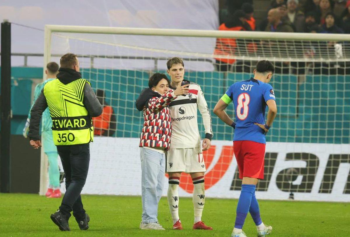 Invadatorul care a întrerupt FCSB - Manchester United: a intrat pe gazon și s-a dus glonț la Garnacho