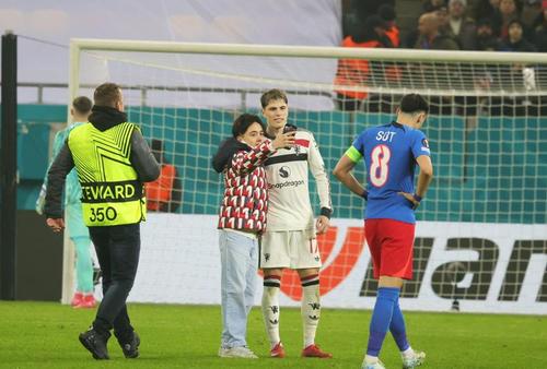 Un invadator a întrerupt meciul FCSB - Manchester United / FOTO: Ionuț Iordache (Gazeta Sporturilor)