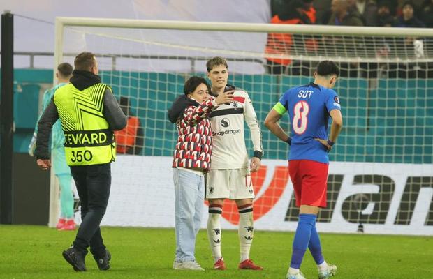 Nu s-a văzut la TV » A intrat pe teren la FCSB  - Manchester și s-a dus glonț spre fotbalistul lui United