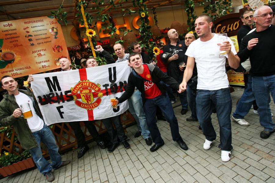 Fanii lui Manchester United transformă orice deplasare într-un motiv de voie bună / Sursă foto: Guliver/Getty Images „Diavolii” au ocupat Centrul Vechi! Imaginile surprinse de GSP: fanii lui United și-au făcut „încălzirea” înainte de meciul cu FCSB