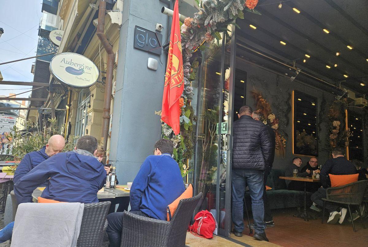 Away days » Suporterii lui Manchester United fac spectacol în Centrul Vechi din București în dulcele stil clasic