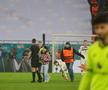 Câțiva suporteri au intrat pe teren la finalul meciului cu Manchester pentru autografe