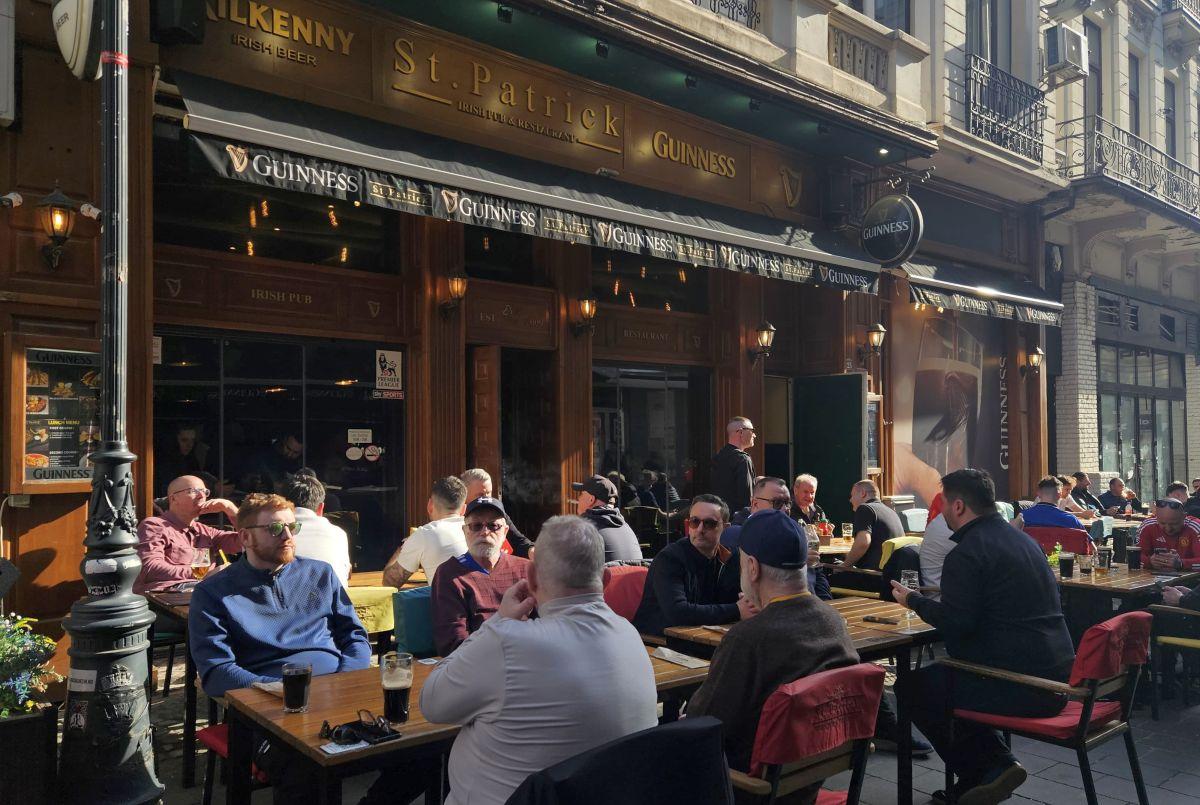 Away days » Suporterii lui Manchester United fac spectacol în Centrul Vechi din București în dulcele stil clasic