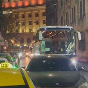 Un BMW pe avarii a blocat autocarul lui Manchester United în Capitală / Sursă foto: Twitter