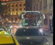 Un BMW pe avarii a blocat autocarul lui Manchester United în Capitală / Sursă foto: Twitter