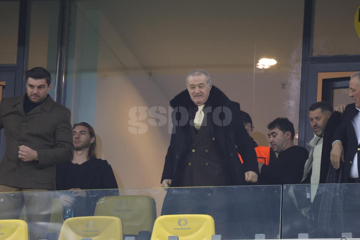 Marcel Ciolacu, alături de Gigi Becali la FCSB - Manchester United, foto: Ionuț Iordache