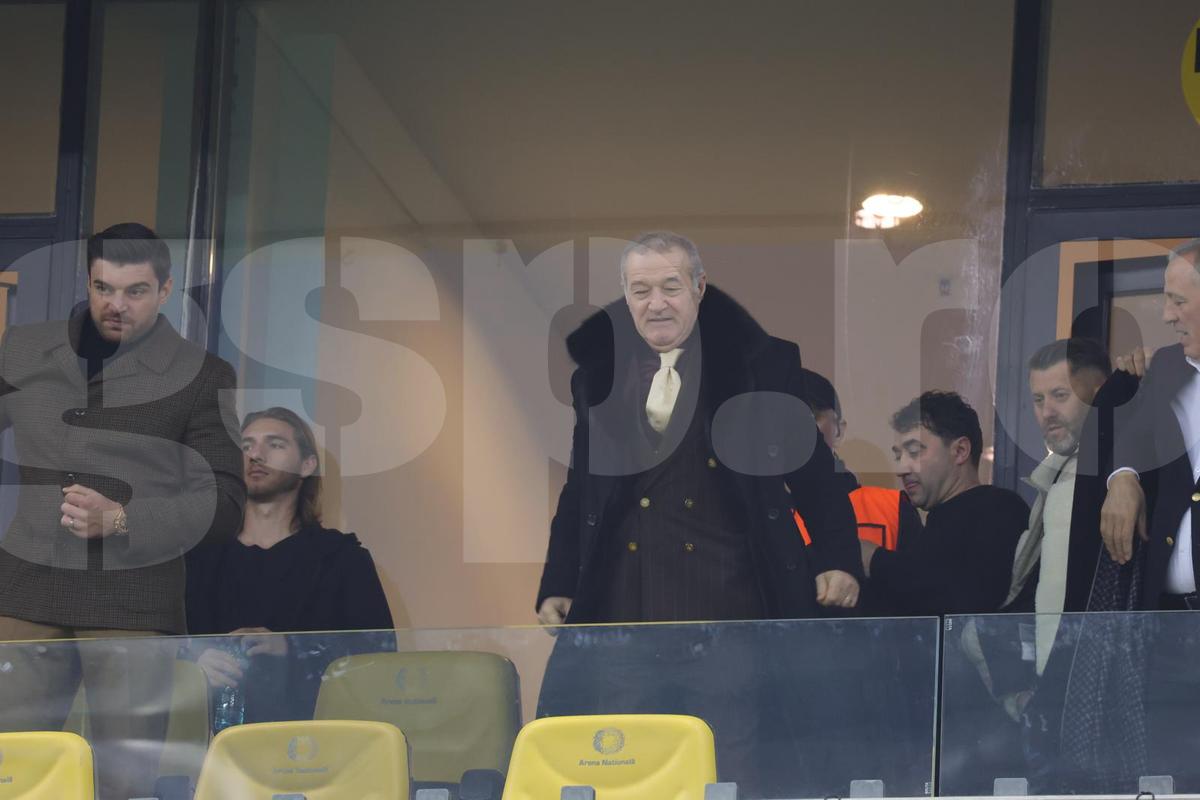 Marcel Ciolacu, alături de Gigi Becali la FCSB - Manchester United, foto: Ionuț Iordache