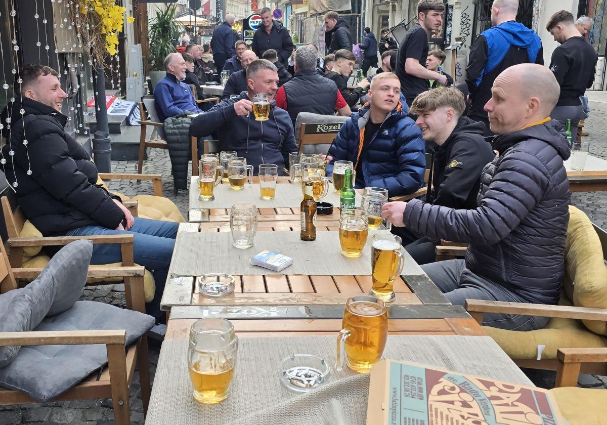 Away days » Suporterii lui Manchester United fac spectacol în Centrul Vechi din București în dulcele stil clasic