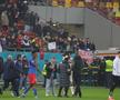 Câțiva suporteri au intrat pe teren la finalul meciului cu Manchester pentru autografe