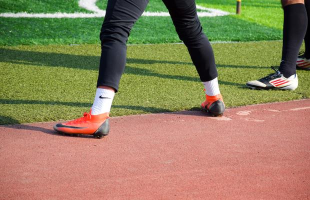 Cum îți alegi ghetele sport în funcție de terenul pe care joci fotbal cu prietenii?