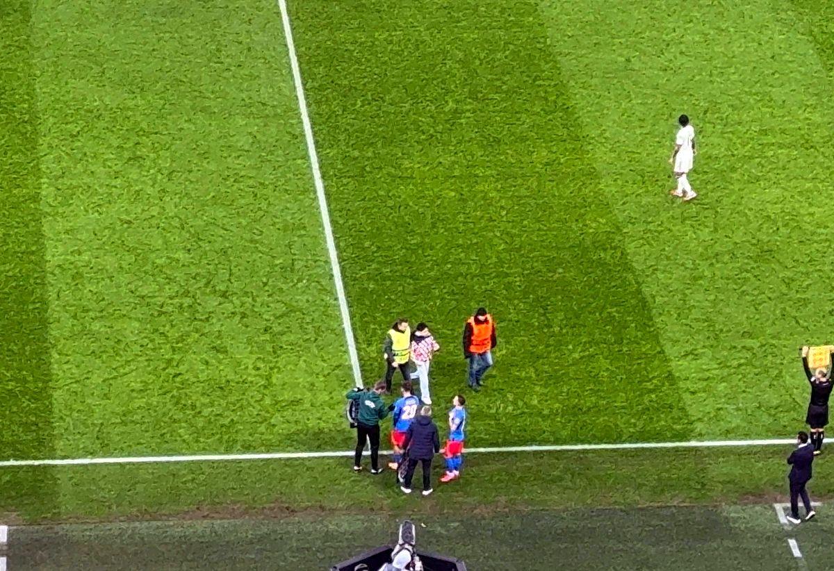 Invadatorul care a întrerupt FCSB - Manchester United: a intrat pe gazon și s-a dus glonț la Garnacho