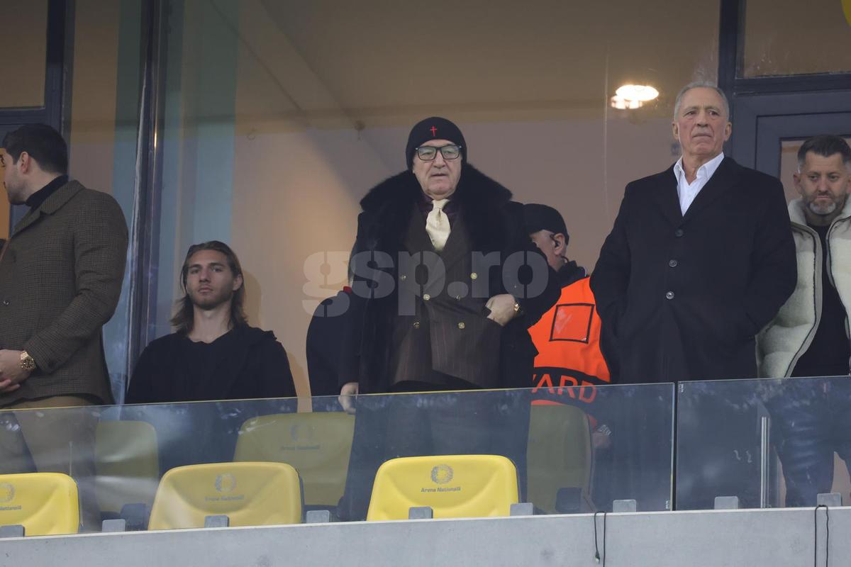 Marcel Ciolacu, alături de Gigi Becali la FCSB - Manchester United, foto: Ionuț Iordache