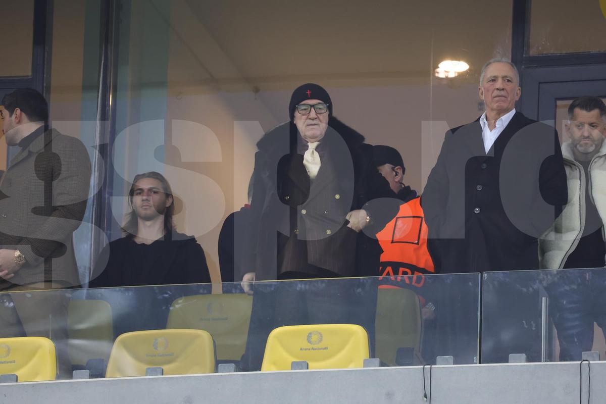 Marcel Ciolacu, alături de Gigi Becali la FCSB - Manchester United, foto: Ionuț Iordache