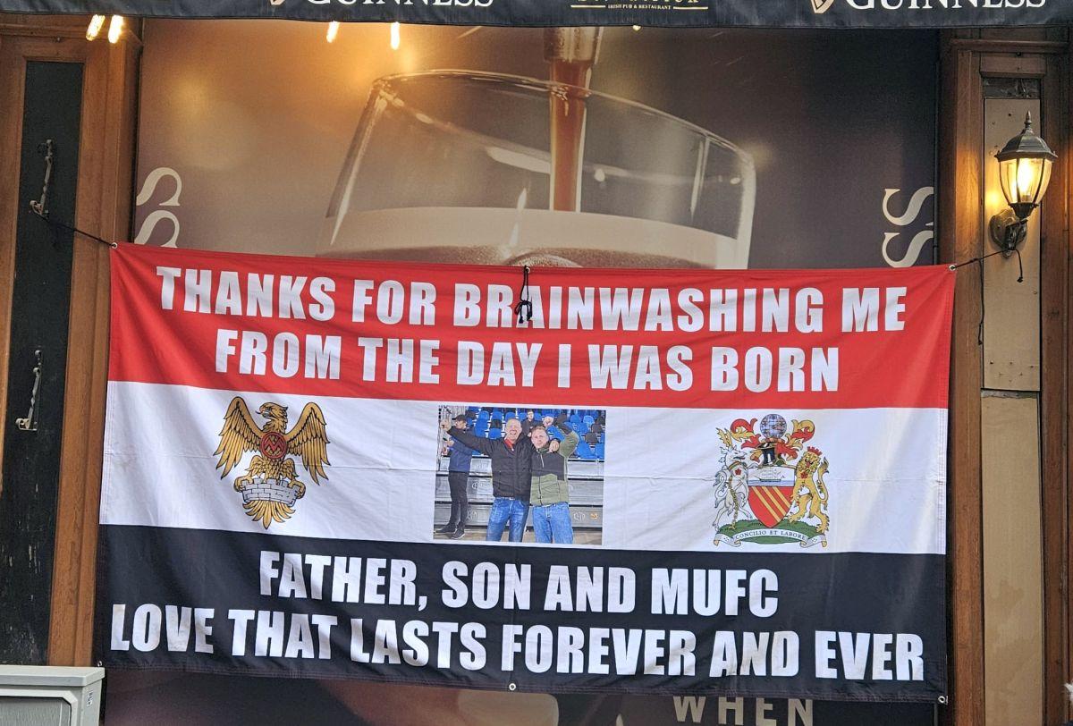 Away days » Suporterii lui Manchester United fac spectacol în Centrul Vechi din București în dulcele stil clasic