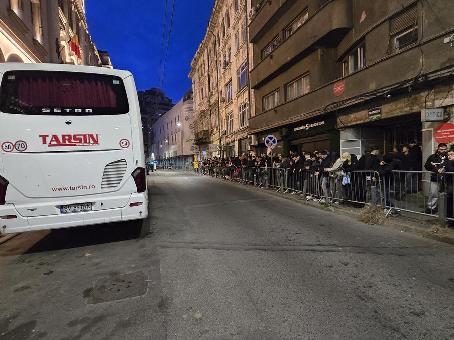 United, așteptată de suporteri la hotel FCSB a mers tiptil pentru o remiză cu Manchester United, însă a trezit „diavolul” după pauză și a fost pedepsită » Campioana continuă în play-off