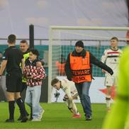 Un invadator a întrerupt meciul FCSB - Manchester United / FOTO: Sergiu Alexandru (Gazeta Sporturilor)
