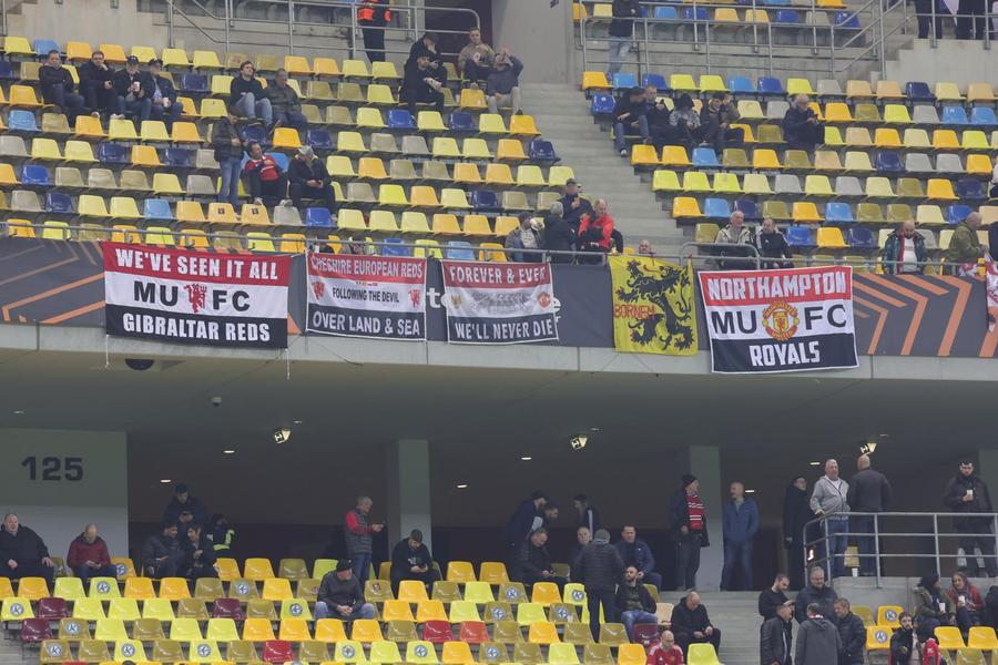 Fanii englezi pe Arena Națională FCSB a mers tiptil pentru o remiză cu Manchester United, însă a trezit „diavolul” după pauză și a fost pedepsită » Campioana continuă în play-off