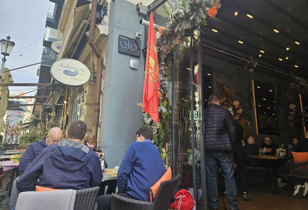 Away days » Suporterii lui Manchester United fac spectacol în Centrul Vechi din București în dulcele stil clasic