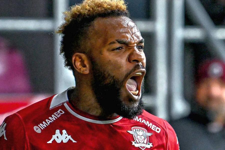Aaron Boupendza, noul jucător al lui Zhejiang Professional, foto: fcrapid.ro E gata! Boupendza a fost transferat de Rapid la noua echipă » Detaliile afacerii